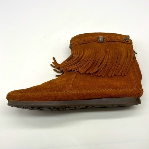 Minnetonka - High Top Brown Suede Fringe With Metal Design  Zip Up Ankle Boot 7 - Picture 6 of 13
